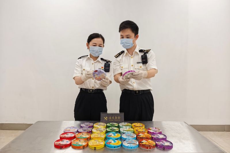 青島膠東機(jī)場(chǎng)海關(guān)查獲攜帶入境侵權(quán)“LABUBU”產(chǎn)品483件（圖）