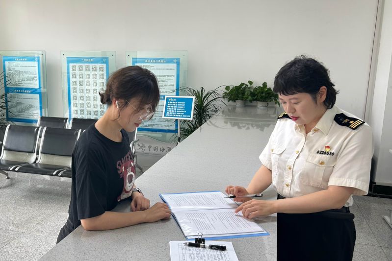 青島空港口岸實(shí)現(xiàn)“一次過檢，兩檢合一”（圖）